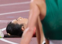 世界陸上の女子5000メートル決勝でゴール後に倒れ込む田中希実＝2025年