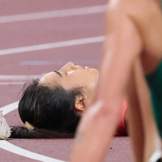 世界陸上の女子5000メートル決勝でゴール後に倒れ込む田中希実＝2025年