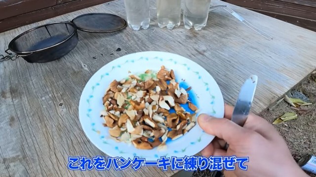 クルミをパンケーキに練り混ぜていただく／ちーとん。さん提供