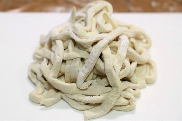 打ち粉をよくかけないとカットしたところがくっつく