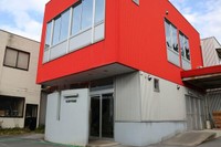 創業９６年を誇るサンライズ出版の本社。社員９人で地域の出版を支える