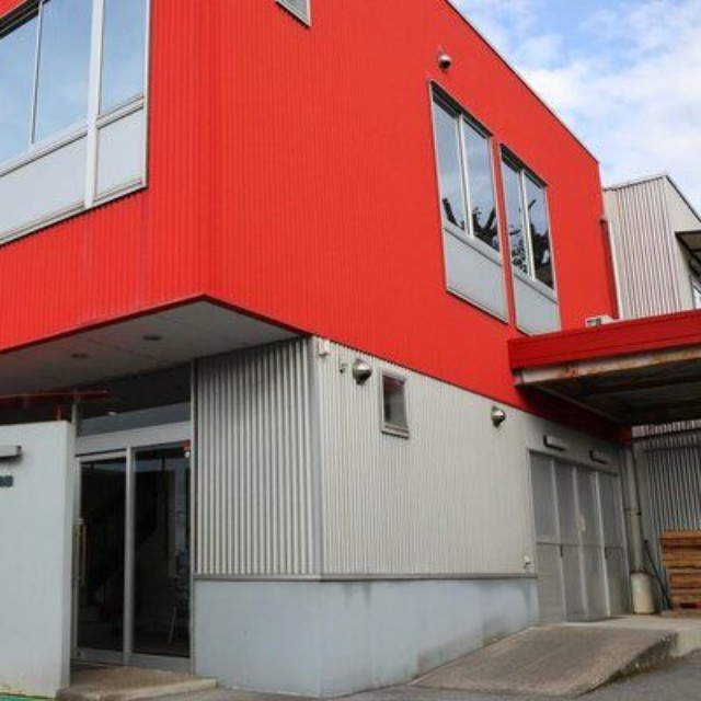 創業９６年を誇るサンライズ出版の本社。社員９人で地域の出版を支える