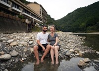 オランダから来た夫婦。中辺路を歩き、川からわき出る温泉に足を浸しながらバスを待っていた＝熊野古道、外山俊樹撮影