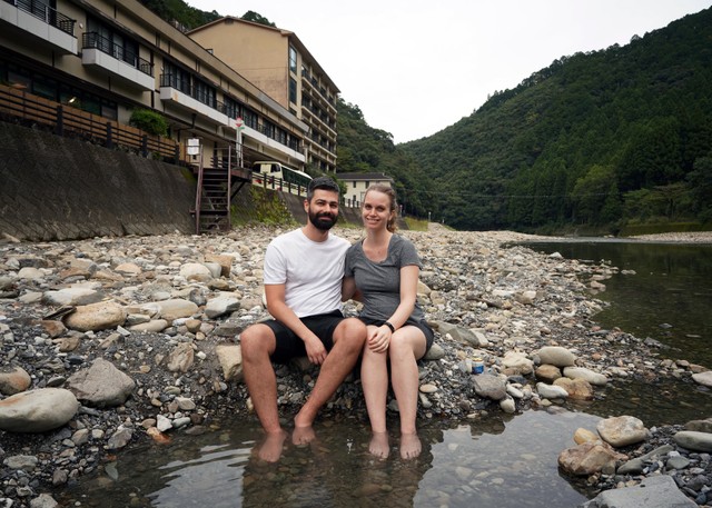 オランダから来た夫婦。中辺路を歩き、川からわき出る温泉に足を浸しながらバスを待っていた＝熊野古道、外山俊樹撮影