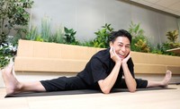 趣味のヨガを披露する木村拓也アナウンサー（2025年撮影）