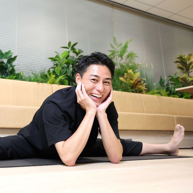 趣味のヨガを披露する木村拓也アナウンサー（2025年撮影）