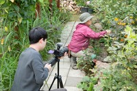 YouTubeの動画撮影中。「母が庭やキッチンで作業する様子を撮影します。カメラを通して、母はよく動く人だなと改めて感じました」とKuroさん（画像提供：KADOKAWA
)
