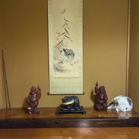 床の間の置物の隣は、ねねちゃんのお気に入りの場所（提供：なつめ さん）