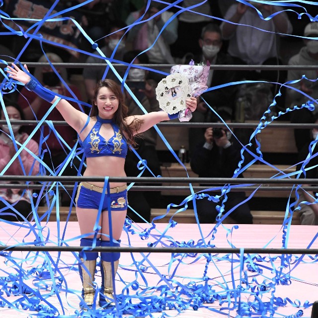 引退セレモニーで笑顔の才木玲佳＝2022年