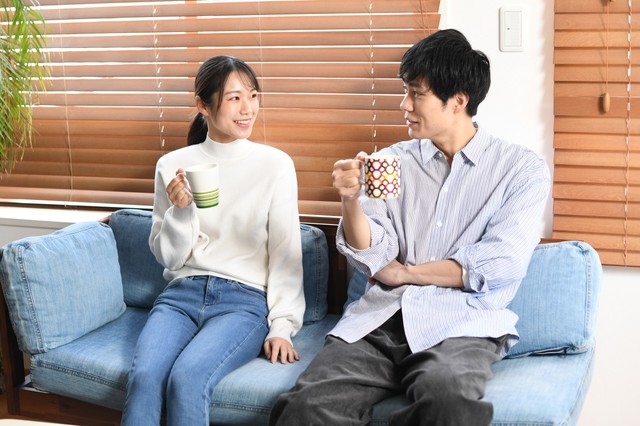 2人なら良いことも良くないことも半分ずつに…　※画像はイメージです（koumaru/stock.adobe.com）