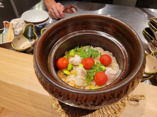 こちらが名物の釜めし。プチトマトは意外だったが美味しい