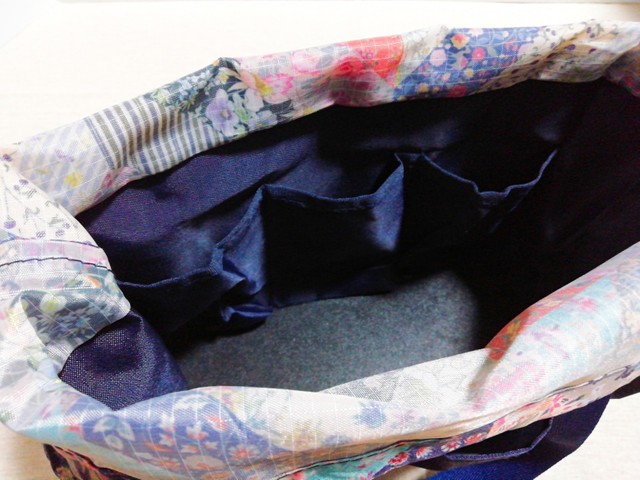 外側には4つ、内側には3つのポケット。底板があり安定します