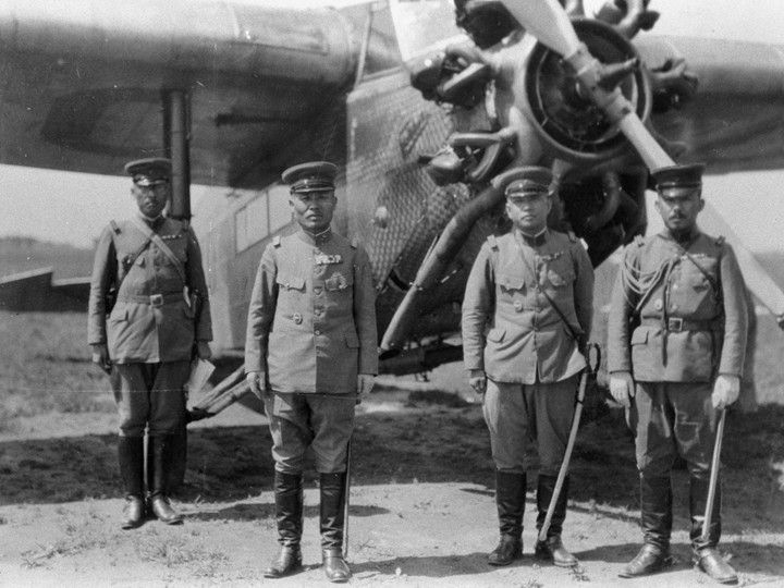 前線慰問から奉天に帰った本庄繁関東軍司令官（左から２人目）と石原莞爾作戦課長（同３人目）＝朝日新聞記事