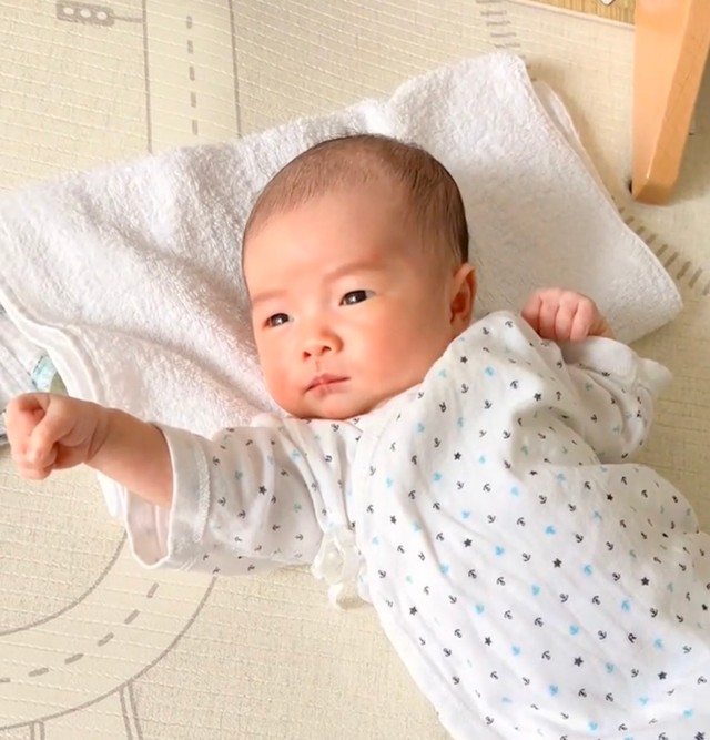 このポーズ、あのヒーローにそっくり！？（提供：@sayurilifestyleさん）
