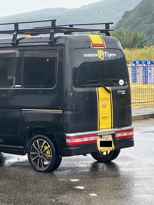 阪神タイガースのロゴが入った軽自動車を発見、虎ファンがいるのか…
