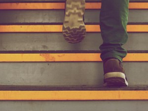 松葉杖で階段を上る私を助けてくれた彼は、きっと同じ経験をしていた