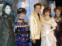 ミュージカルの初日を迎えた（左から）浦井健治、知念里奈、井上芳雄、笹本玲奈、香寿たつき＝2008年