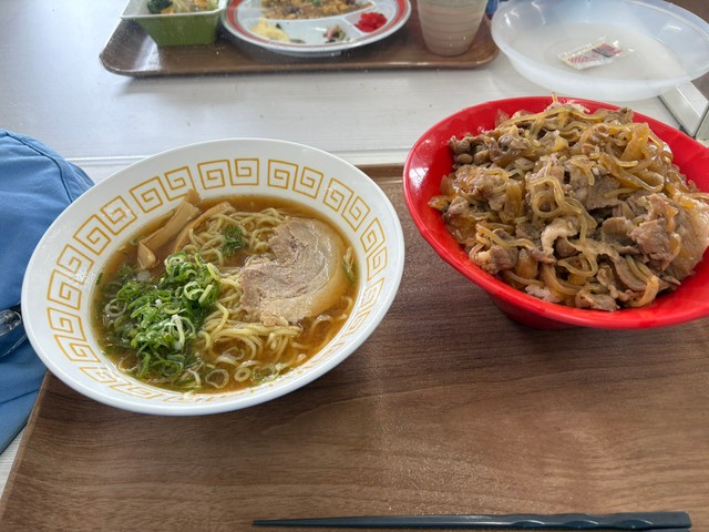 別日の社食3。ラーメンと牛丼。牛丼は大盛リクエスト可能！／ちゃんくさん（@Wang_chank）提供