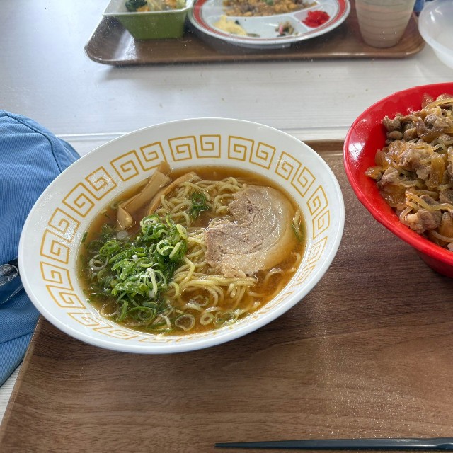 別日の社食3。ラーメンと牛丼。牛丼は大盛リクエスト可能！／ちゃんくさん（@Wang_chank）提供