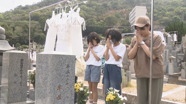 家族で墓参り 姥ケ池墓地(高松市宮脇町)