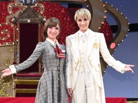 宝塚　宙組新人公演の大路りせ（右）と風羽咲季