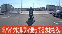 バイクにフィギュアを積んで運ぶばったさんをゲラベラ笑う仲間たち（笑）。 ※ANTI BCSCのYouTube動画より抜粋