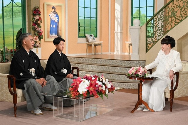 黒柳徹子さん（右）とトークを繰り広げる市川團十郎さんと、長男の市川新之助さん