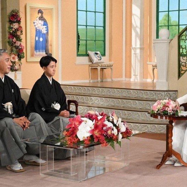 黒柳徹子さん（右）とトークを繰り広げる市川團十郎さんと、長男の市川新之助さん