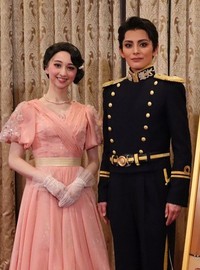 宝塚歌劇団雪組トップスター朝美絢(右）と新トップ娘役・音彩唯＝梅田芸医術劇場