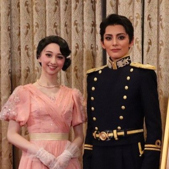 宝塚歌劇団雪組トップスター朝美絢(右）と新トップ娘役・音彩唯＝梅田芸医術劇場