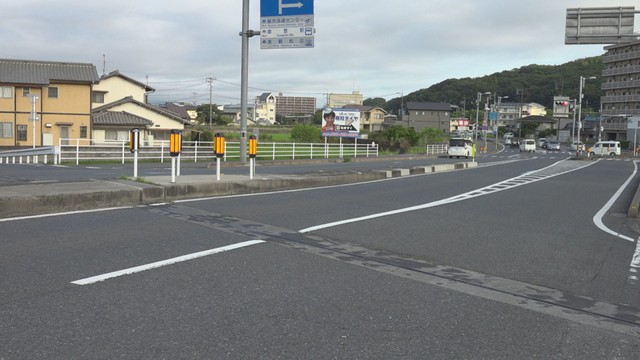 事故があった県道　倉敷市新田　22日午前6時半ごろ