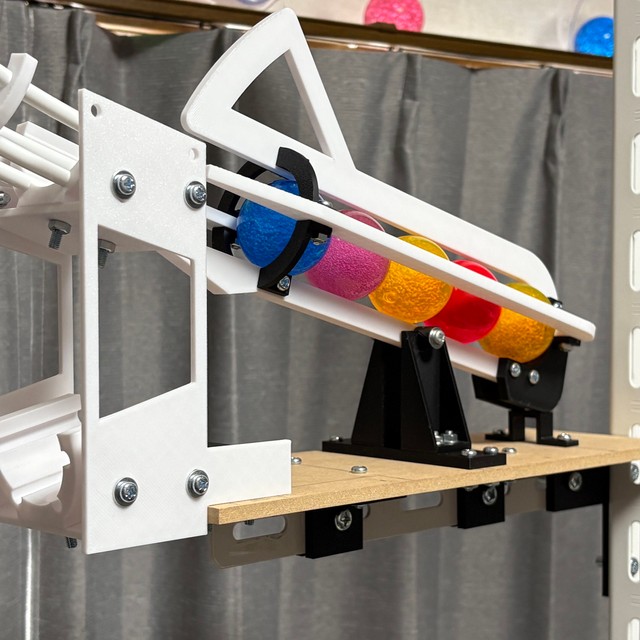 カラフルなボールがスタンバイし、次々とレールに送り出される／SANさん（@SanKun_Medal）提供