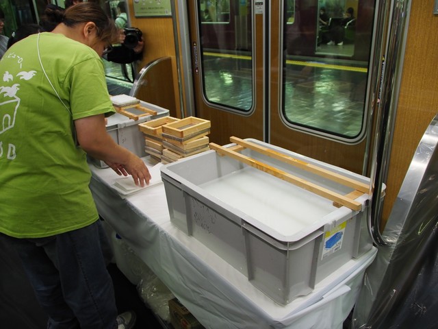車内では紙パックを使った紙すき体験も紹介された
