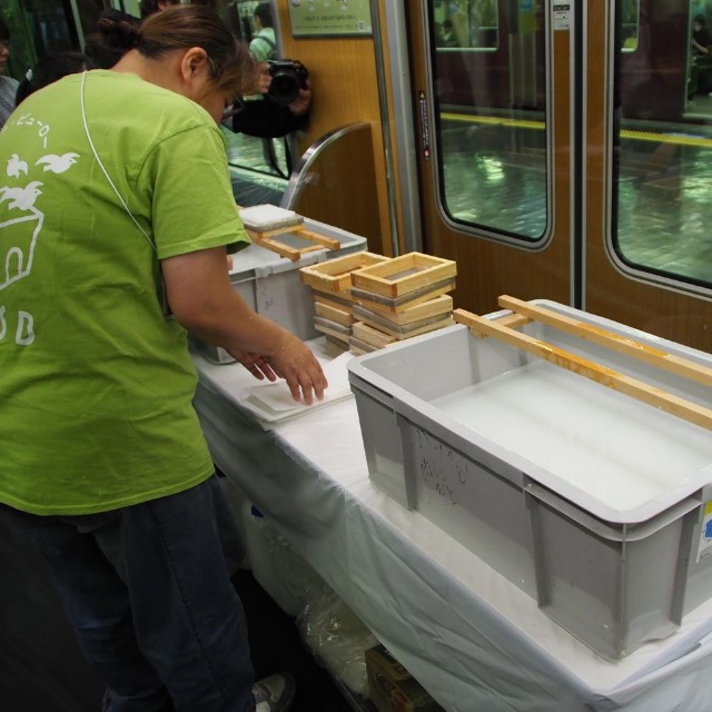 車内では紙パックを使った紙すき体験も紹介された