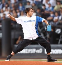 投球する純烈・白川裕二郎＝エスコンフィールド北海道