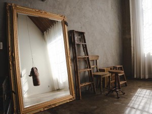 親友が文学賞を受賞した。私の心はどす黒いサンドバッグに変わった