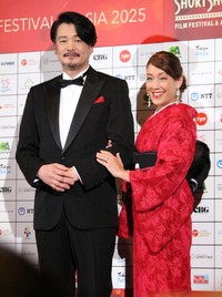 小田井涼平（左）とLiLiCo夫妻