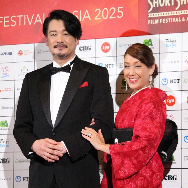 小田井涼平（左）とLiLiCo夫妻