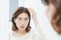 約6割が「夏の終わりから秋にかけて髪や頭皮の不調を感じる」と回答　※画像はイメージです（gohan/stock.adobe.com）