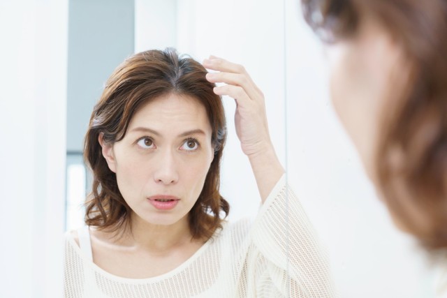 約6割が「夏の終わりから秋にかけて髪や頭皮の不調を感じる」と回答　※画像はイメージです（gohan/stock.adobe.com）