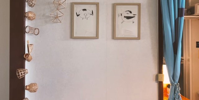 自作のイラストとフリマサイトで購入したカゴのガーランド／かもめ子さん（@kamomeko.kurashi）提供