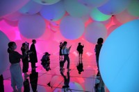 予想不可能な巨大なボールが行く手を阻む