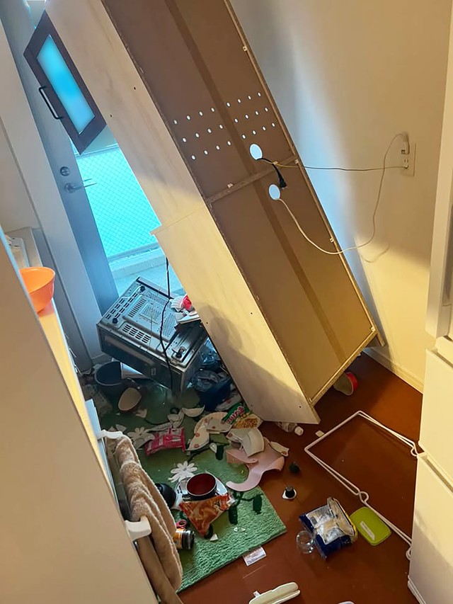地震直後のキッチン。食器棚や電子レンジは倒れ、食器類は割れた状態で散乱。「娘に食べさせるものがない…」と戸惑ったものの、この棚の下でキユーピーの瓶入りベビーフードを発見（画像提供：Rnさん）