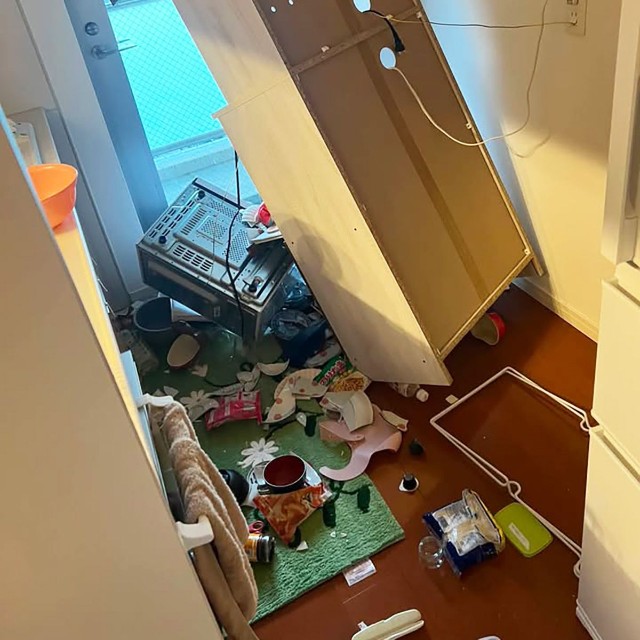地震直後のキッチン。食器棚や電子レンジは倒れ、食器類は割れた状態で散乱。「娘に食べさせるものがない…」と戸惑ったものの、この棚の下でキユーピーの瓶入りベビーフードを発見（画像提供：Rnさん）