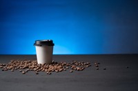 カップのドリンクもうこぼさない※画像はイメージです（Kensuke/stock.adobe.com）