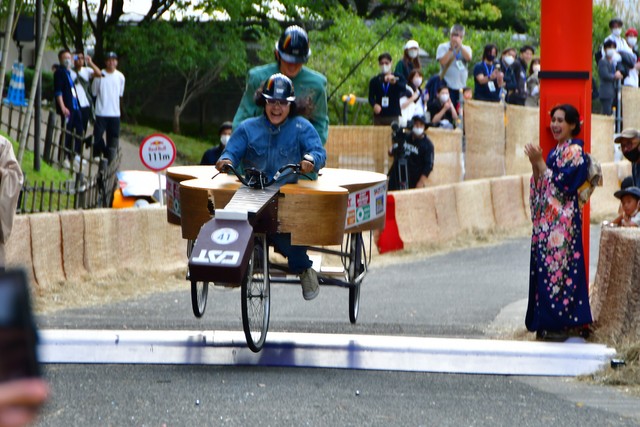 吹っ飛ぶギター。フライングV？（ちがう）