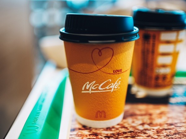 本格的なコーヒーを楽しめる「マックカフェ（McCafé）」 ※画像はイメージです（beeboys／stock.adobe.com）