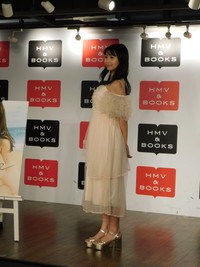 写真集発売イベントを行った溝端葵＝HMV＆BOOKS SHIBUYA