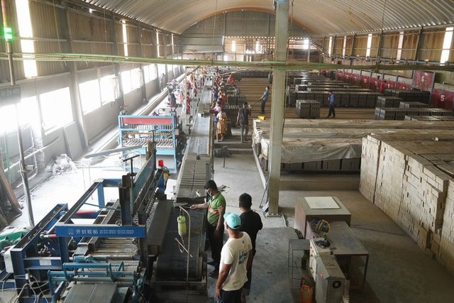 環境に配慮した「Stone Bricks」の工場で働く人々=2024年5月7日、バングラデシュ、荒ちひろ撮影