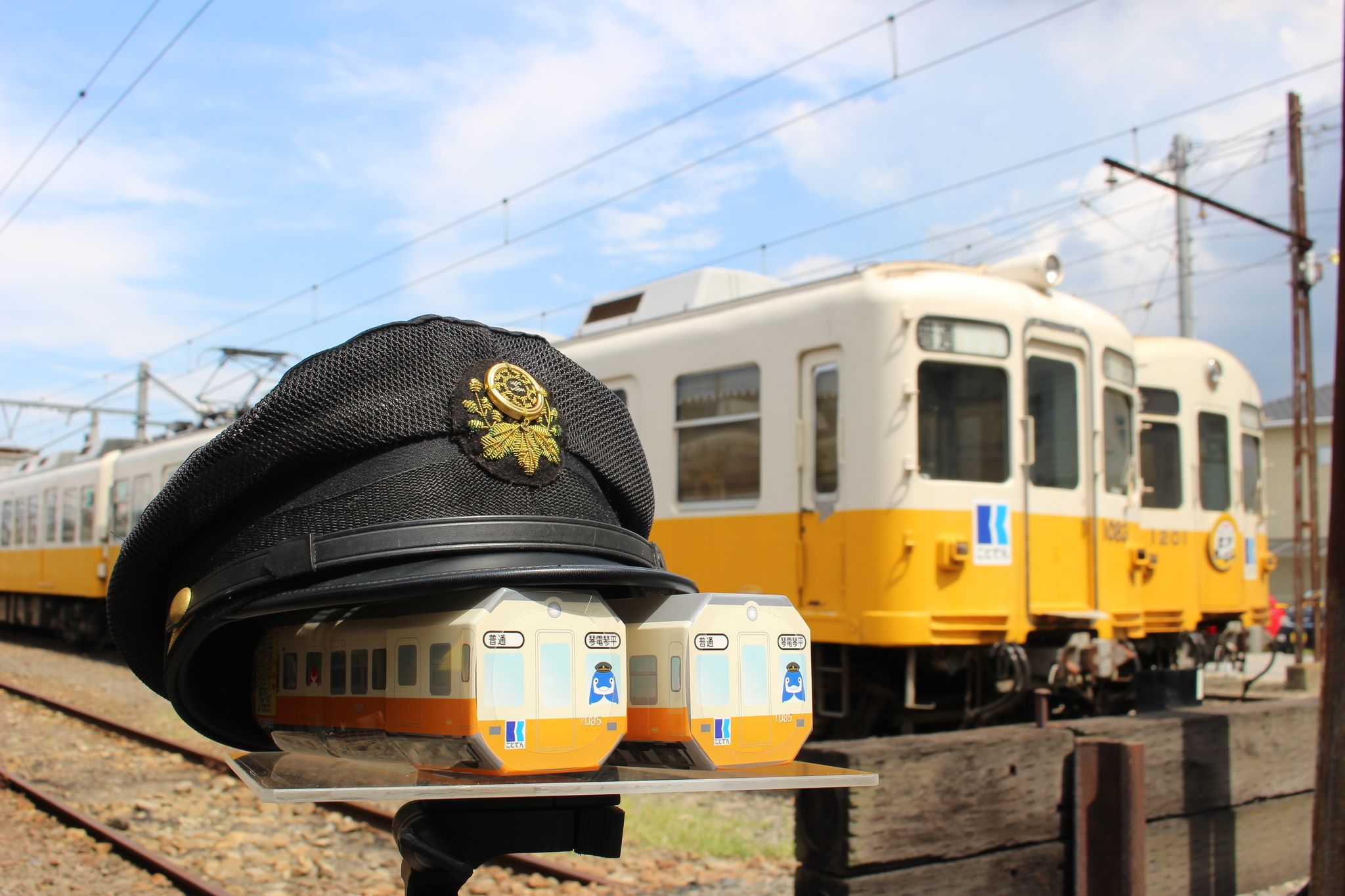 鉄道グッツ数点 ことでんの黄色い電車がペットボトルに！ 鉄道ファンのコレクションに